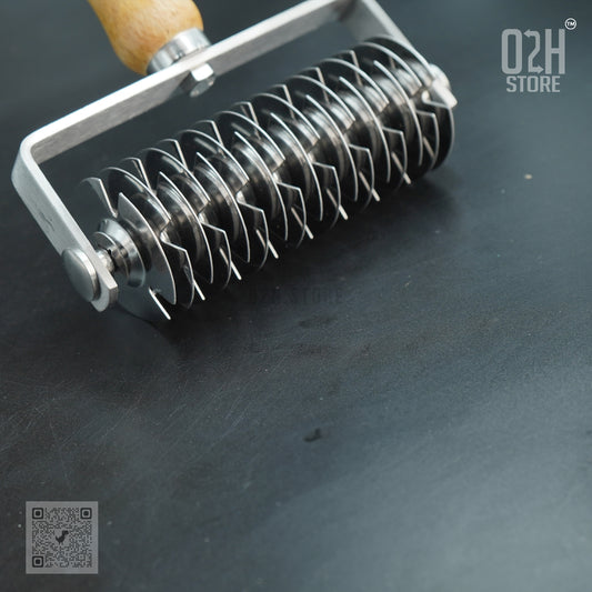 Steel Lattice Roller Cutter – 4" with Wood Grip